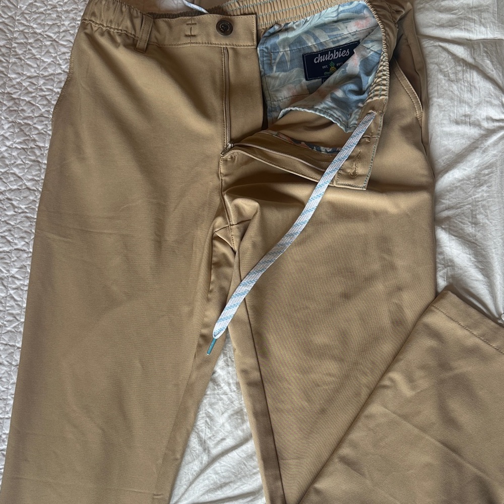 ✅Chubbies brand Men's Khaki Chinos. Size MEDIUM. Pockets, belt loops. EUC!